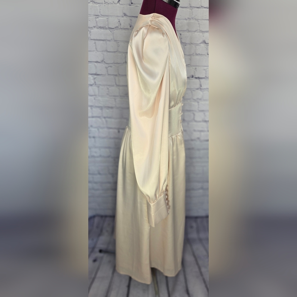Elegant Cream Button-Down Dress - Picture 3 of 5